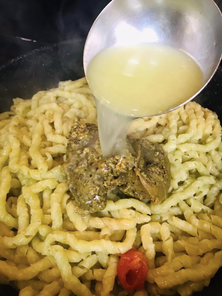 Ricetta Busiate al pistacchio con pesto di pistacchio e gamberi - passaggio 18