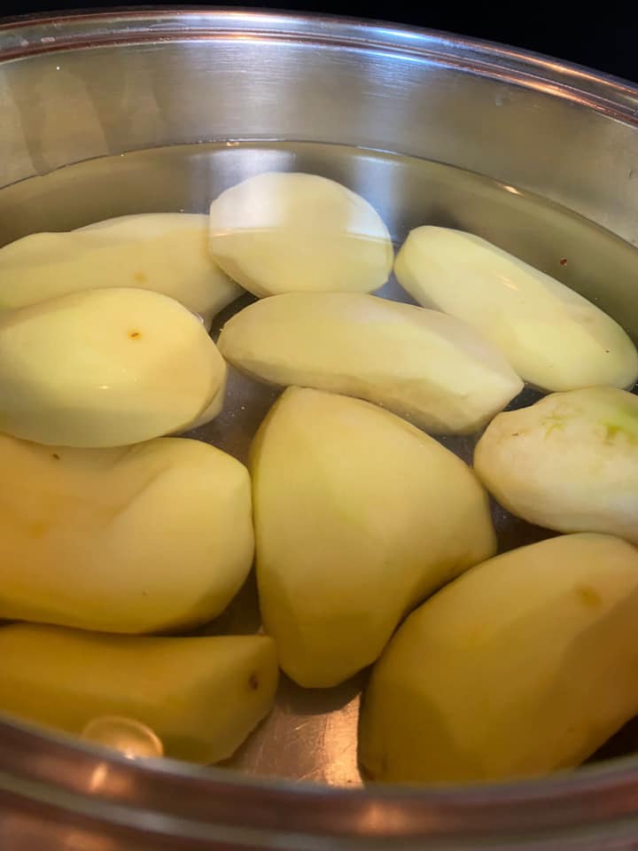 Ricetta Nidi di patate ripiene di pollo, peperoni e funghi - passaggio 2