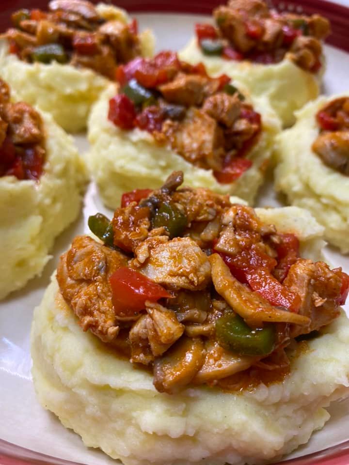 Ricetta Nidi di patate ripiene di pollo, peperoni e funghi - passaggio 16