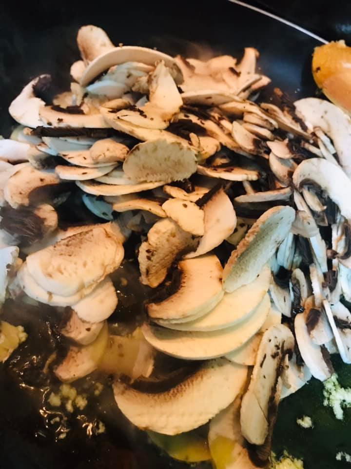 Ricetta Casarecce funghi e salsiccia - passaggio 2