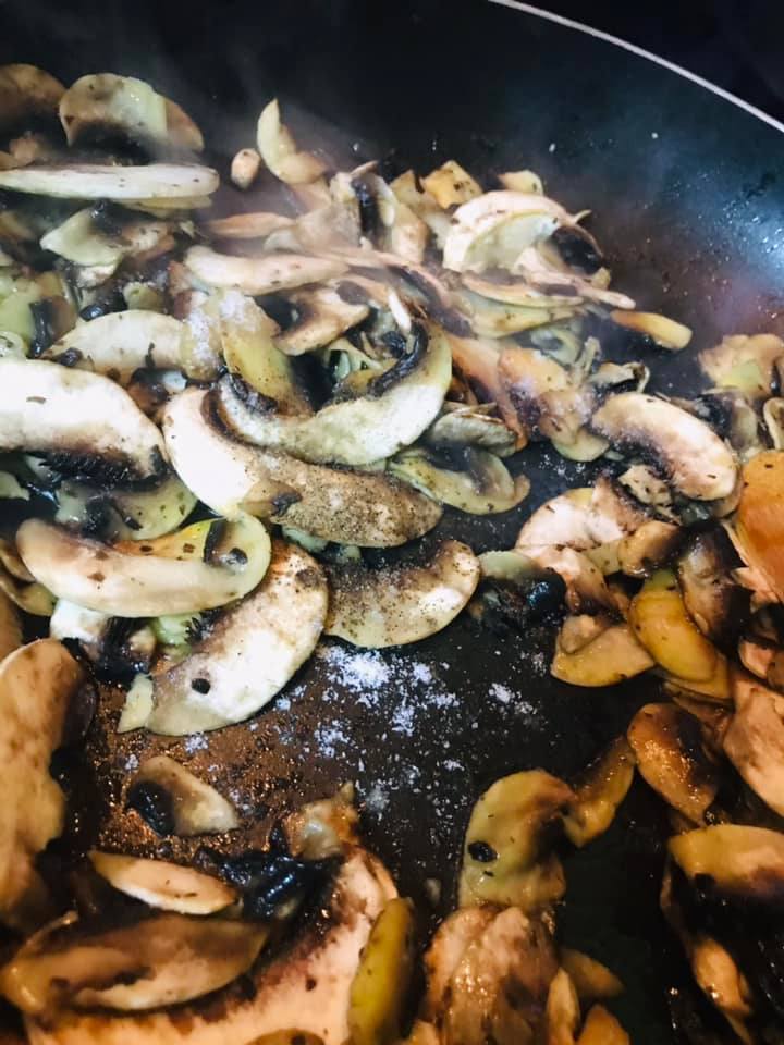 Ricetta Casarecce funghi e salsiccia - passaggio 3