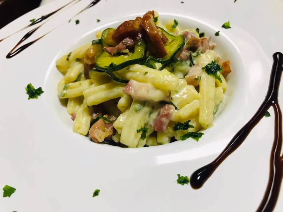 Ricetta Caserecce zucchine e pancetta cremosa
