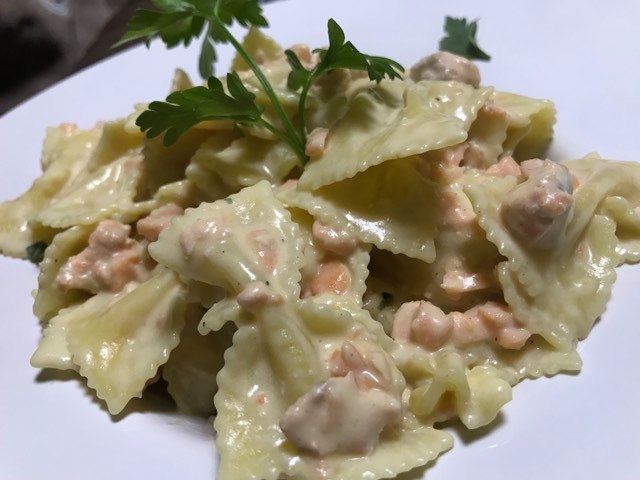 Ricetta Farfalle al salmone (a modo mio)