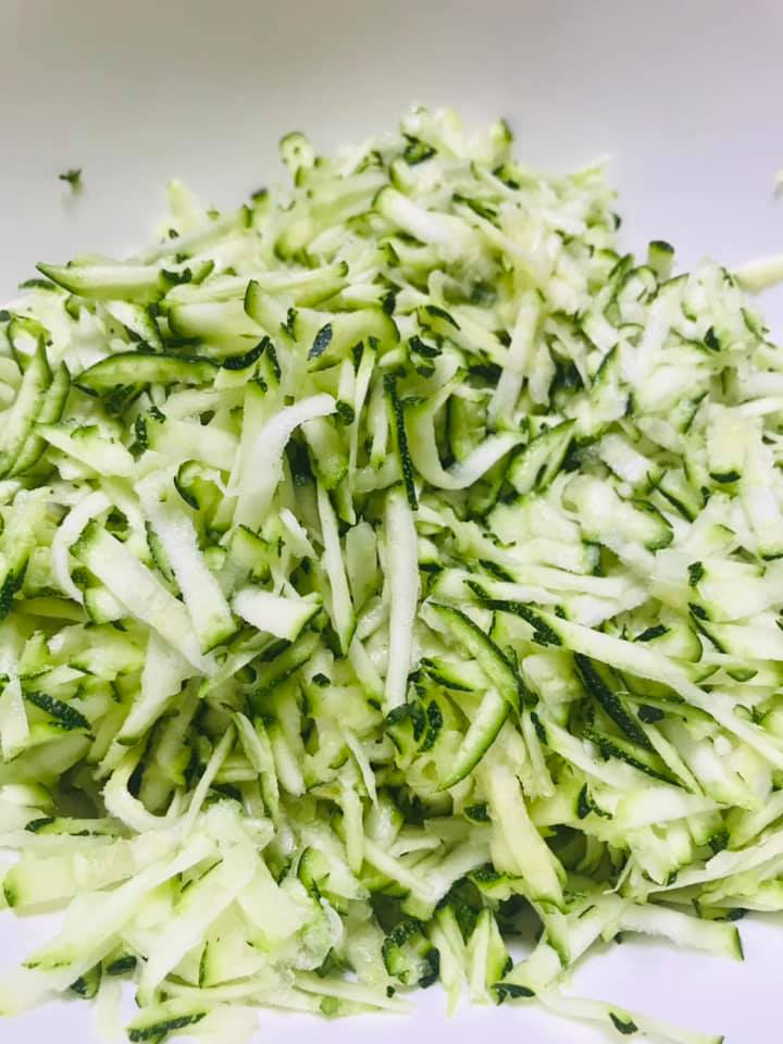 Ricetta Fettuccine pesto di zucchine e mazzancolle (o gamberi) - passaggio 1