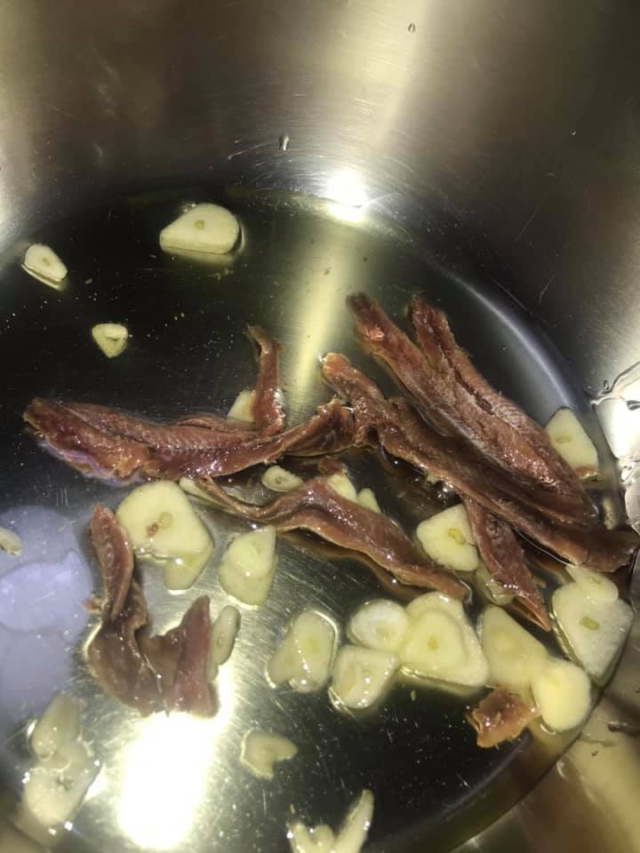Ricetta (linguine / bucatini) Pasta c’anciuova e muddica atturrata (acciughe e pangrattato tostato) - passaggio 1