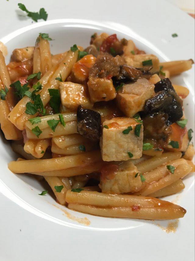 Ricetta Pasta (casarecce) con pesce spada e melanzane