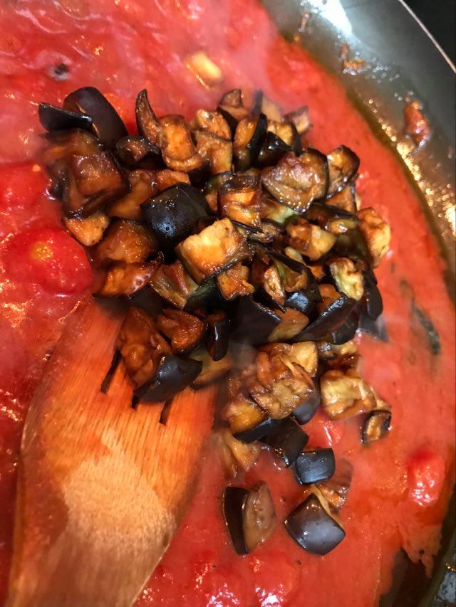 Ricetta Pasta (casarecce) con pesce spada e melanzane - passaggio 6