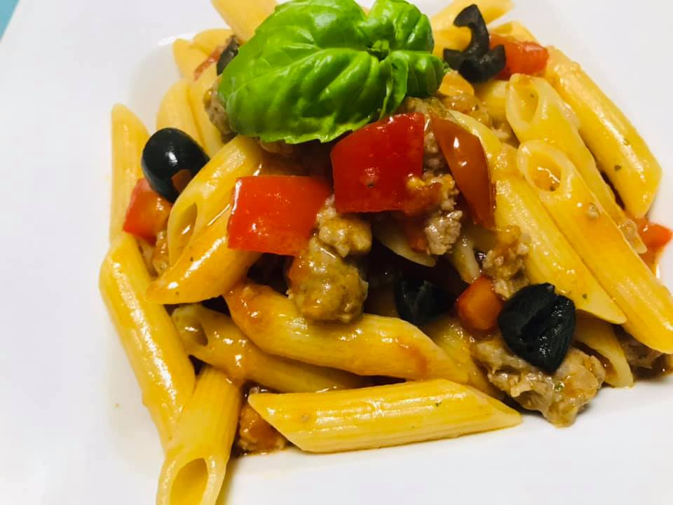 Ricetta Penne con sugo di peperoni e salsiccia