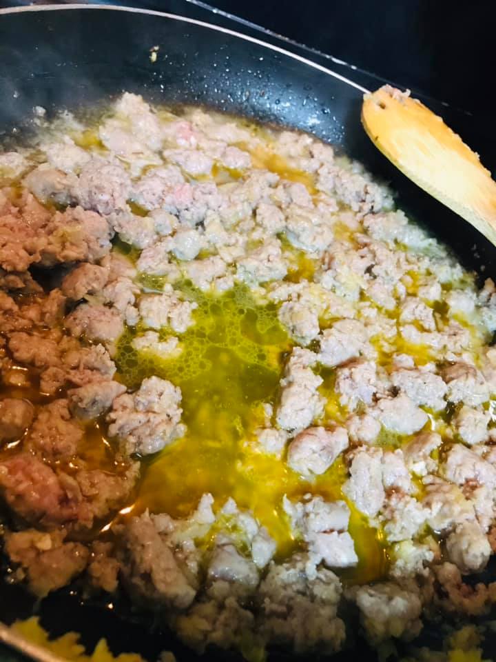 Ricetta Penne con sugo di peperoni e salsiccia - passaggio 8