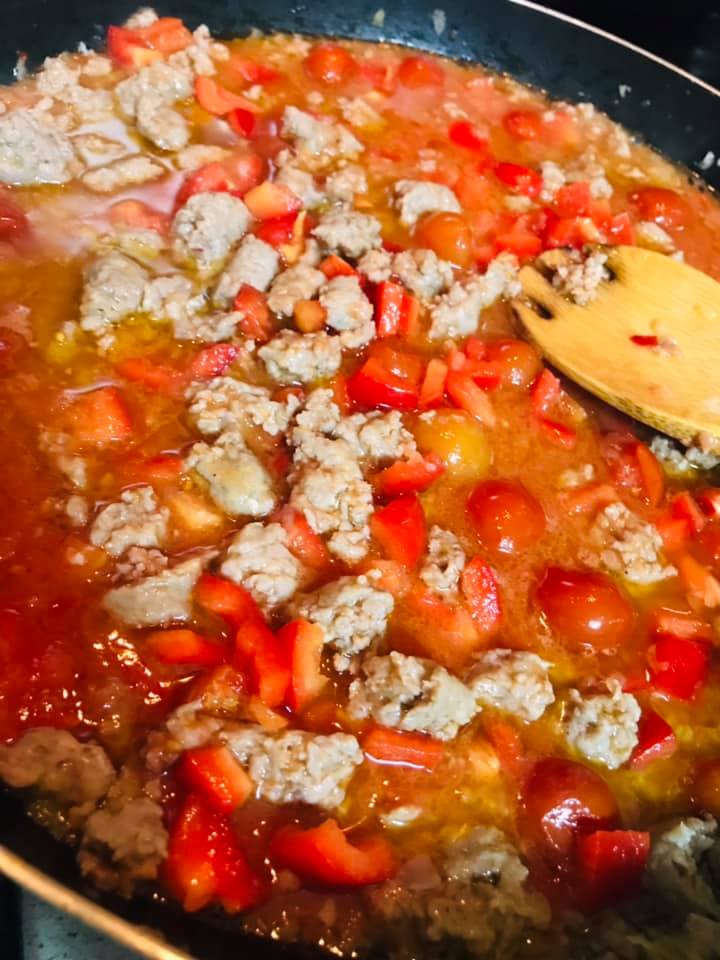 Ricetta Penne con sugo di peperoni e salsiccia - passaggio 9