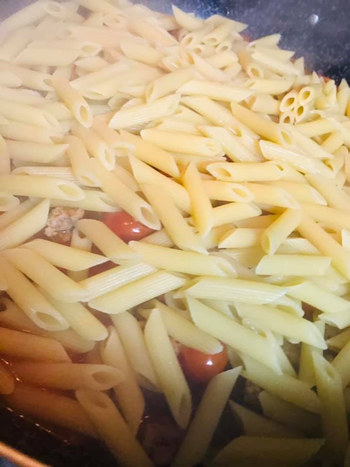 Ricetta Penne con sugo di peperoni e salsiccia - passaggio 11