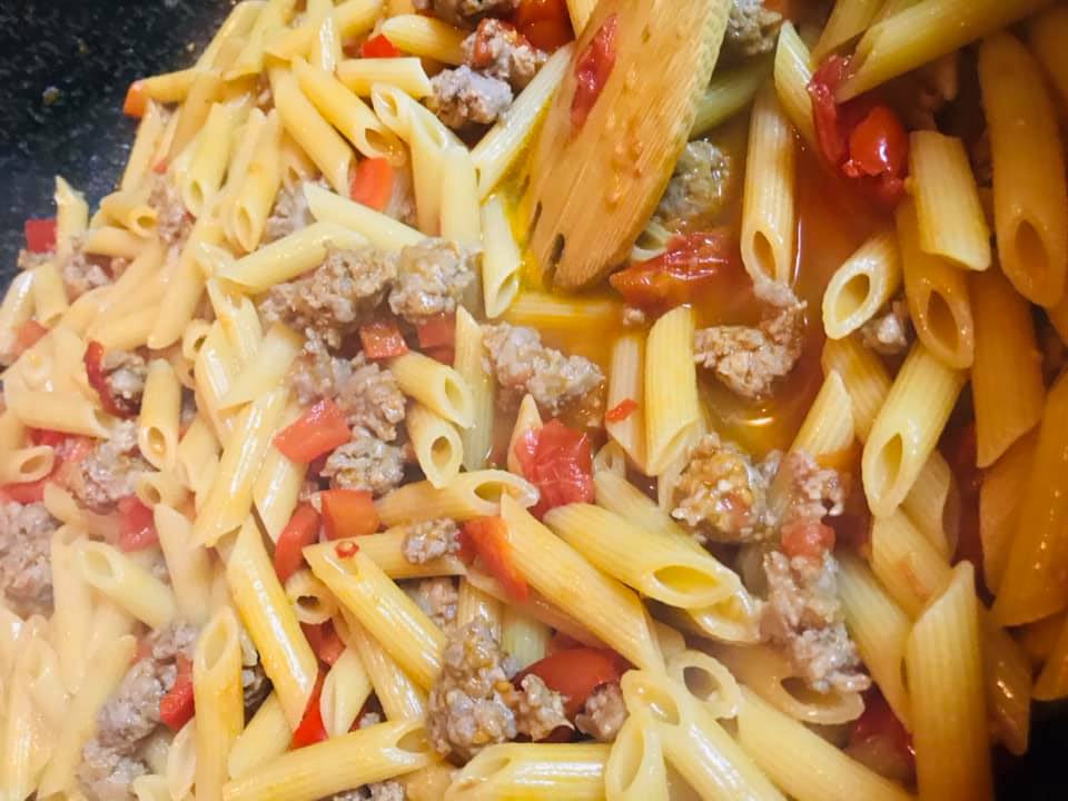 Ricetta Penne con sugo di peperoni e salsiccia - passaggio 12