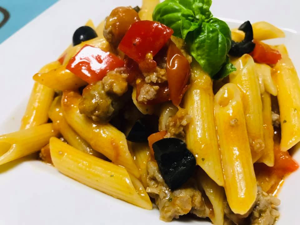 Ricetta Penne con sugo di peperoni e salsiccia - passaggio 13