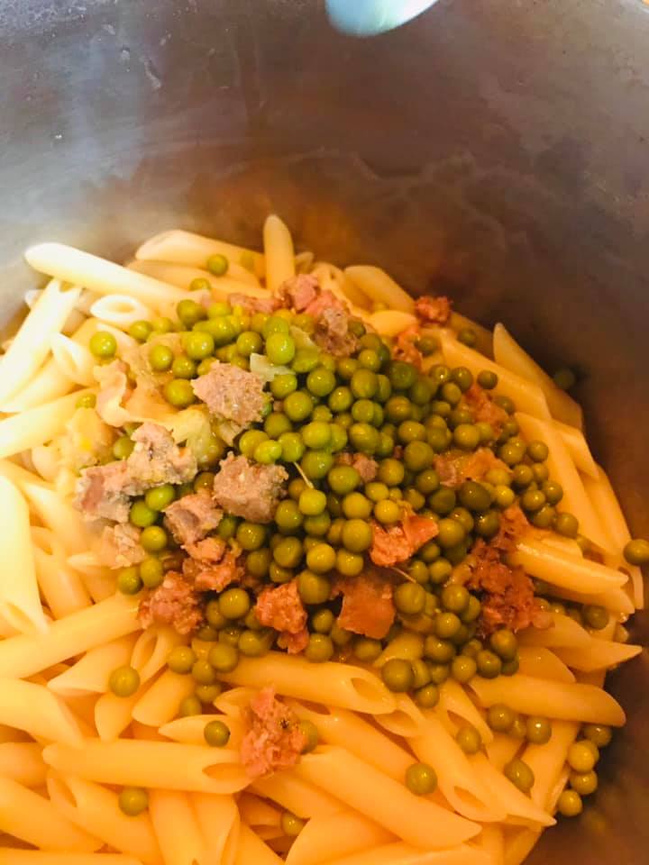 Ricetta Penne piselli, prosciutto cotto e salsiccia - passaggio 8