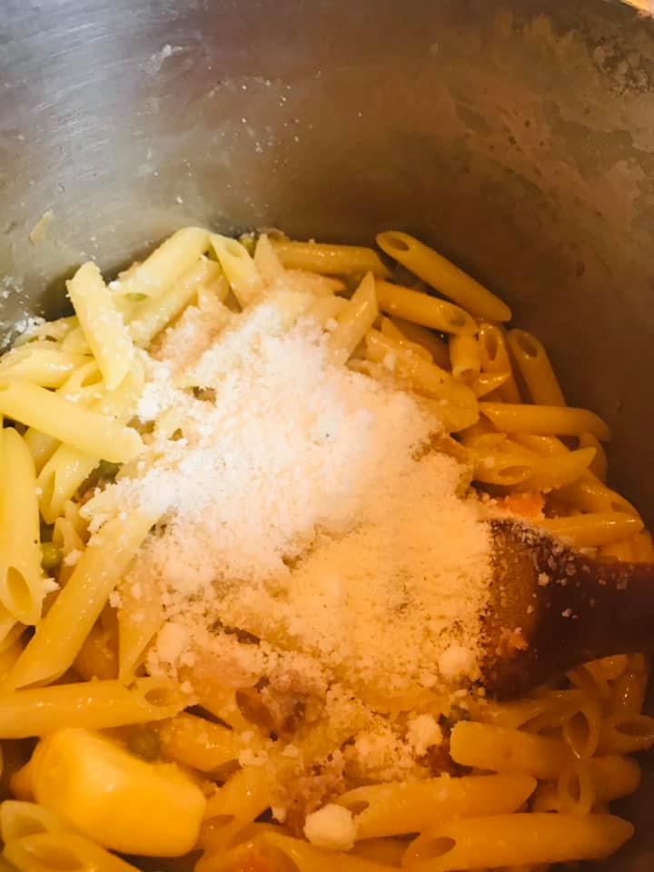Ricetta Penne piselli, prosciutto cotto e salsiccia - passaggio 9
