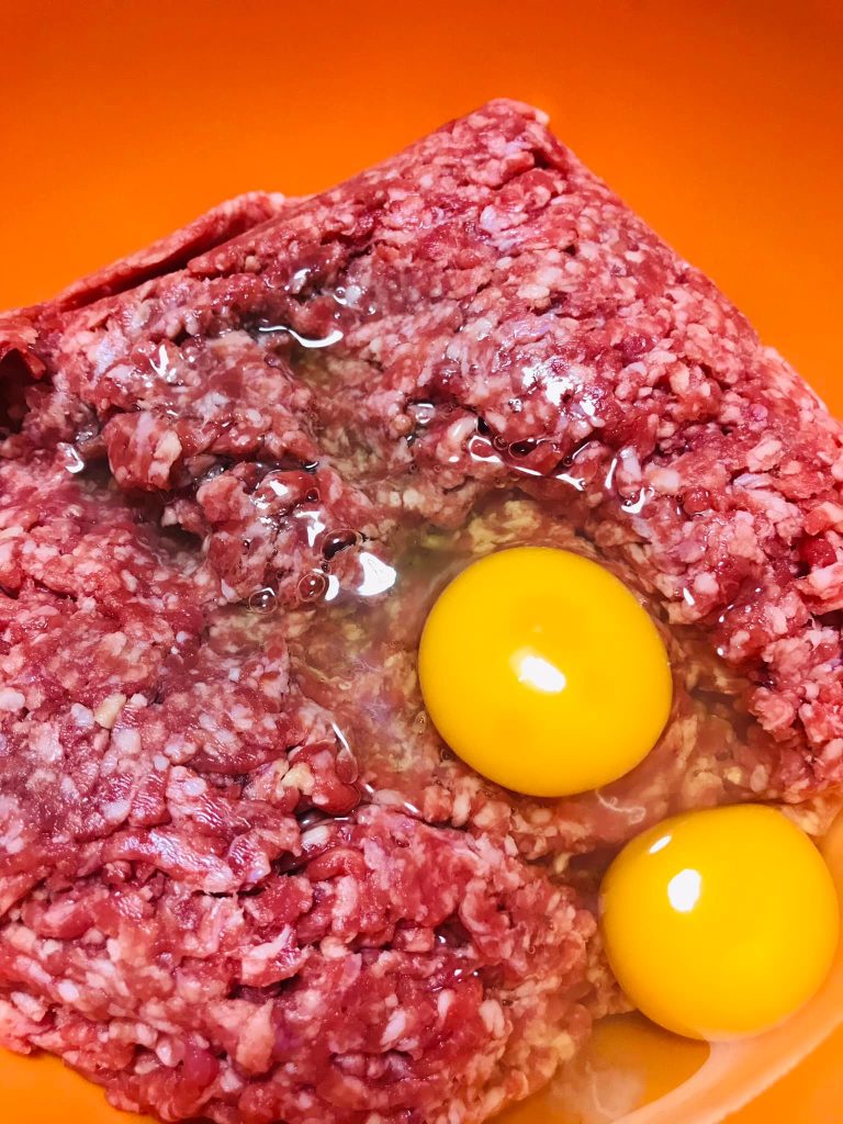 Ricetta Polpettone ripieno con patate, piselli e carote - passaggio 9