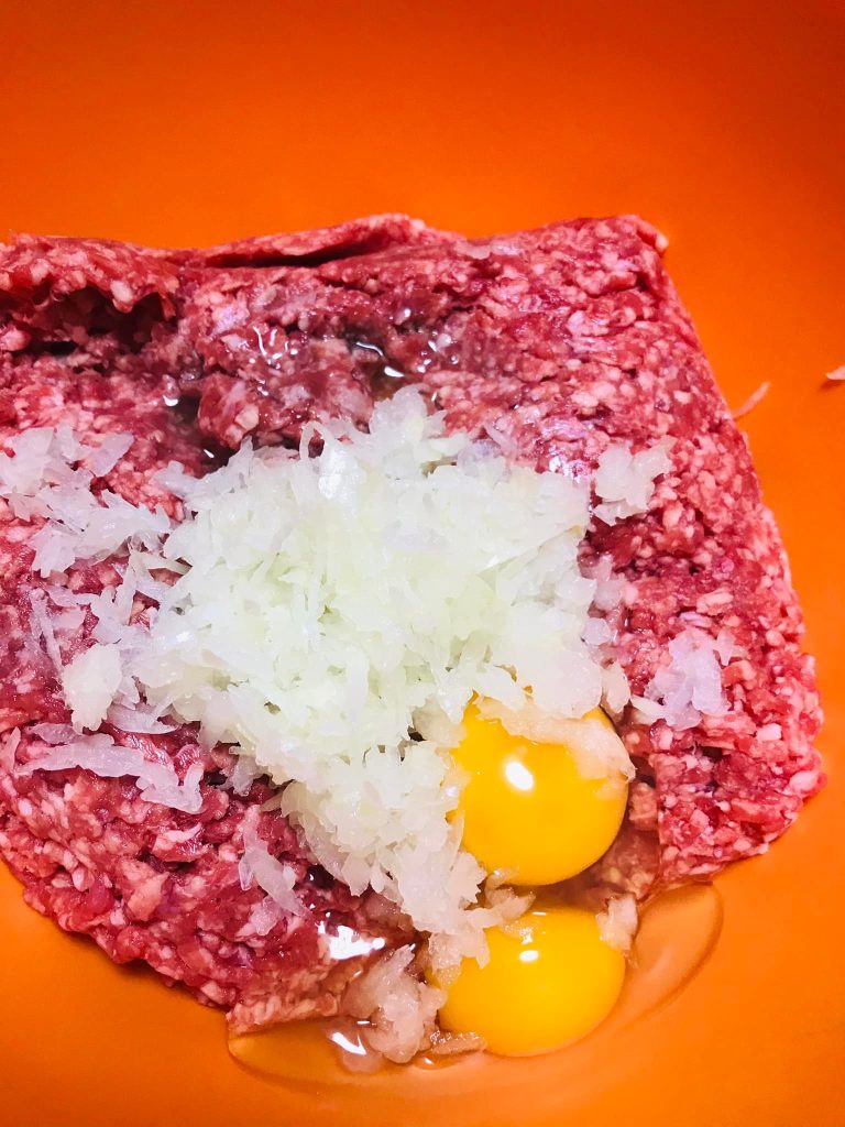 Ricetta Polpettone ripieno con patate, piselli e carote - passaggio 10