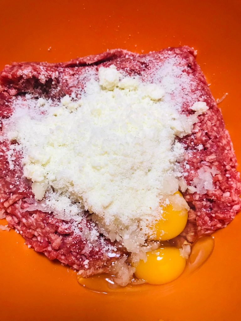 Ricetta Polpettone ripieno con patate, piselli e carote - passaggio 11