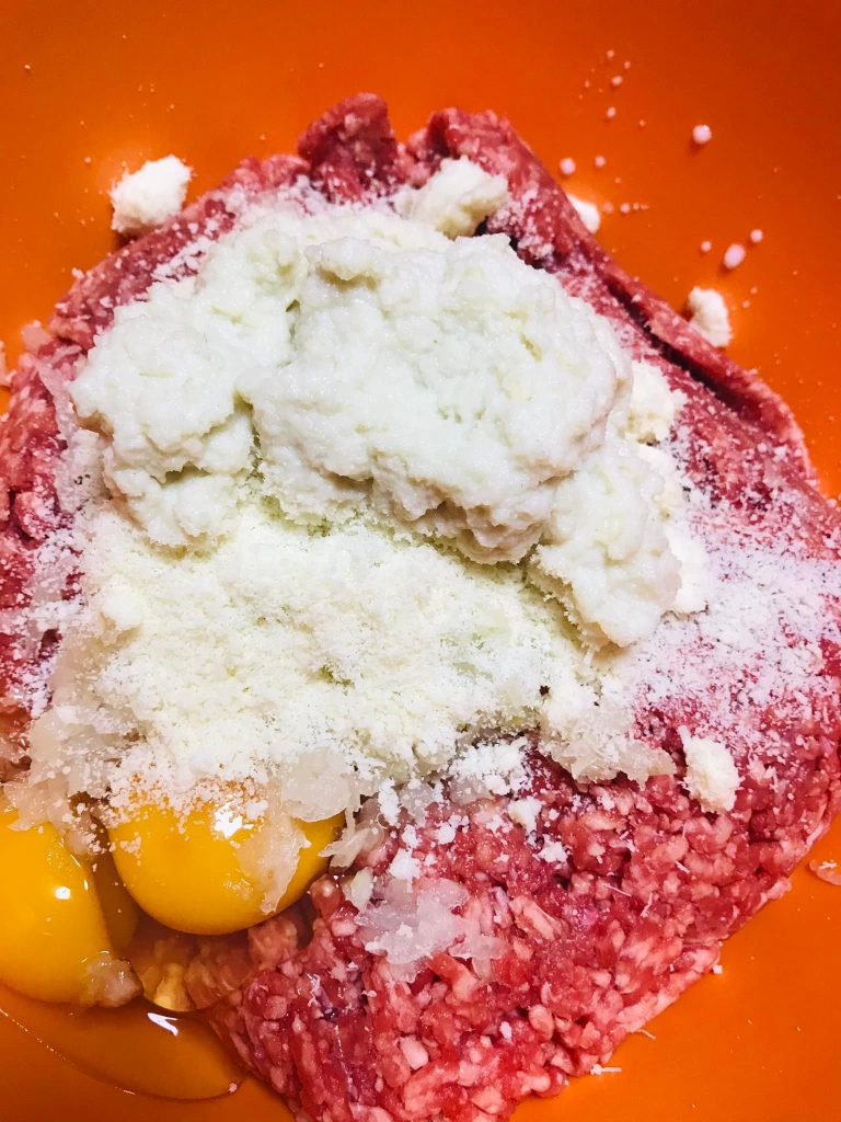 Ricetta Polpettone ripieno con patate, piselli e carote - passaggio 12