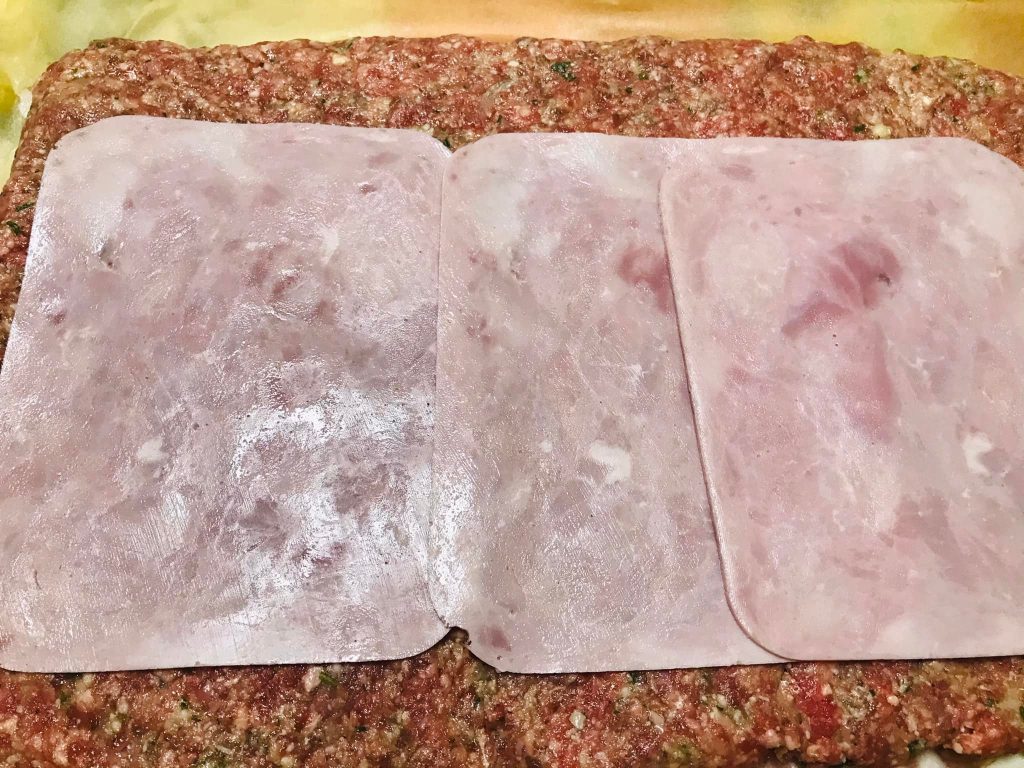 Ricetta Polpettone ripieno con patate, piselli e carote - passaggio 17