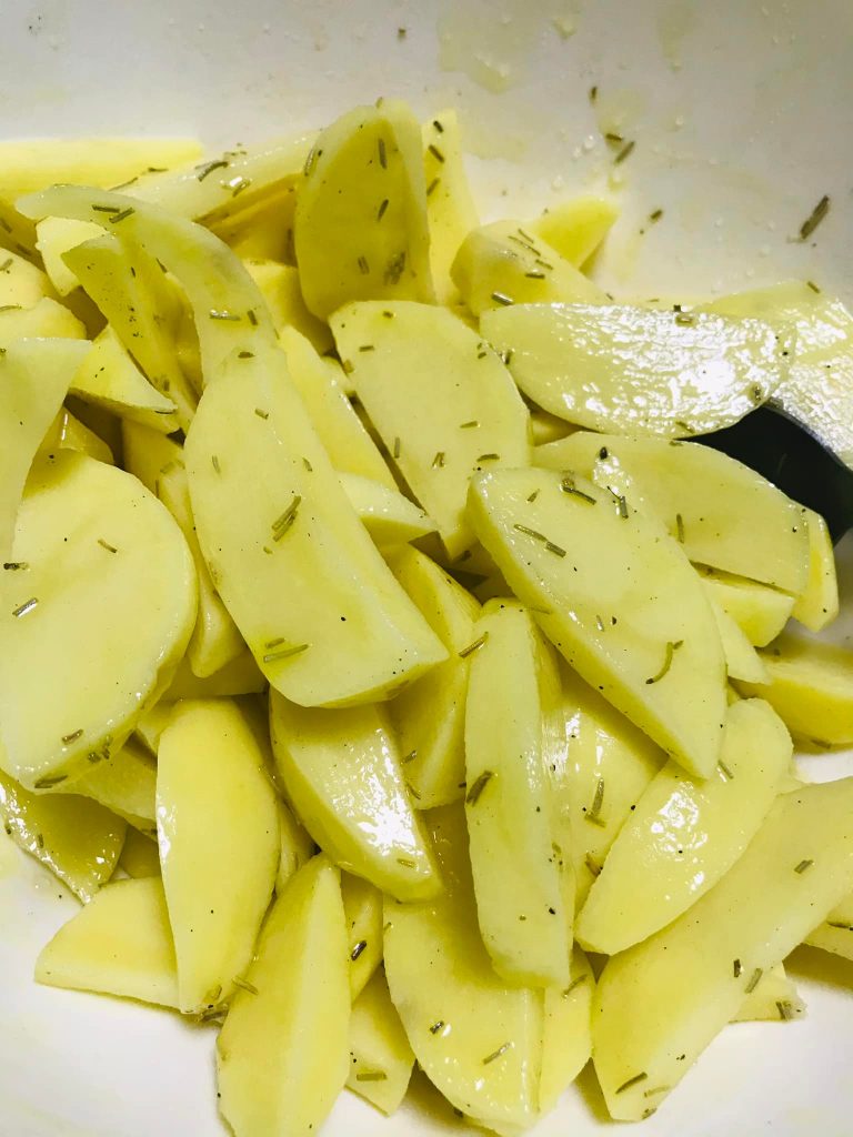 Ricetta Polpettone ripieno con patate, piselli e carote - passaggio 22