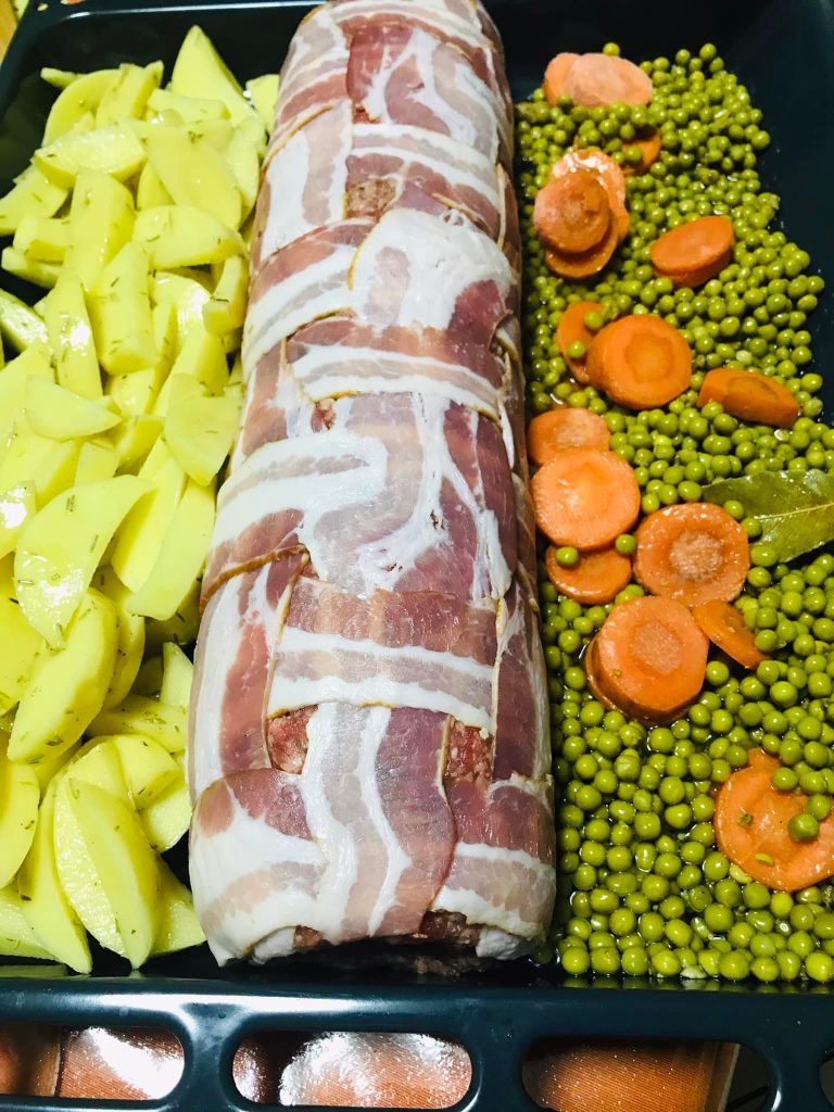 Ricetta Polpettone ripieno con patate, piselli e carote - passaggio 26