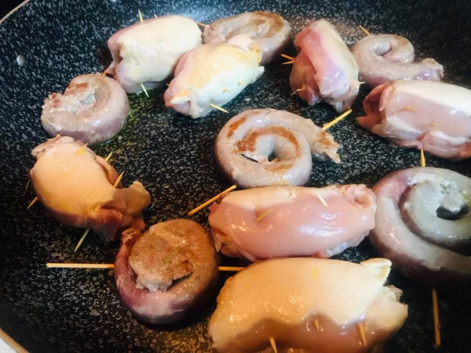 Ricetta Salsiccia di vitello e sovraccoscia di pollo ripieni alla pizzaiola - passaggio 13