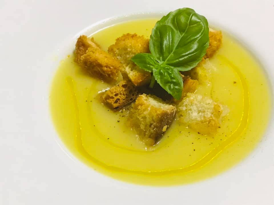Ricetta Vellutata di zucca e patate con crostini di pane aromatizzati al basilico