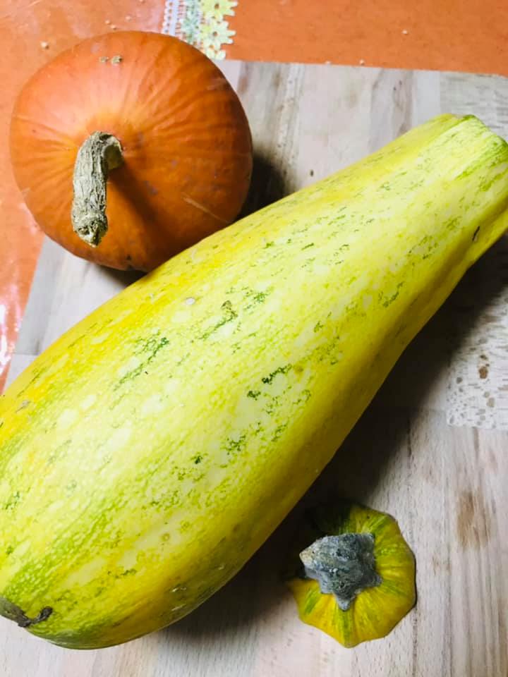 Ricetta Vellutata di zucca e patate con crostini di pane aromatizzati al basilico - passaggio 1
