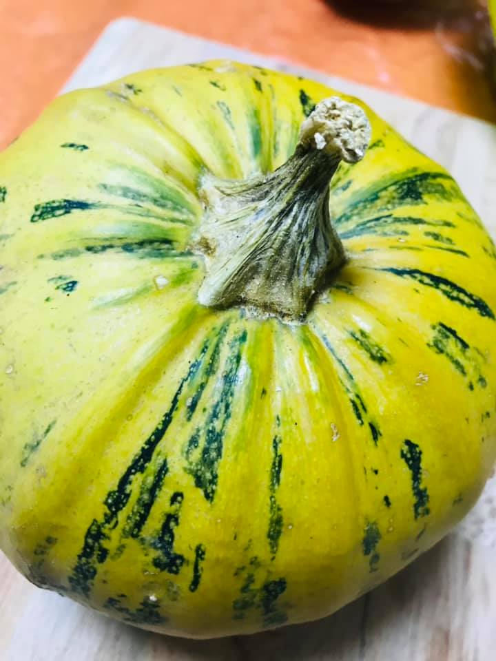 Ricetta Vellutata di zucca e patate con crostini di pane aromatizzati al basilico - passaggio 2