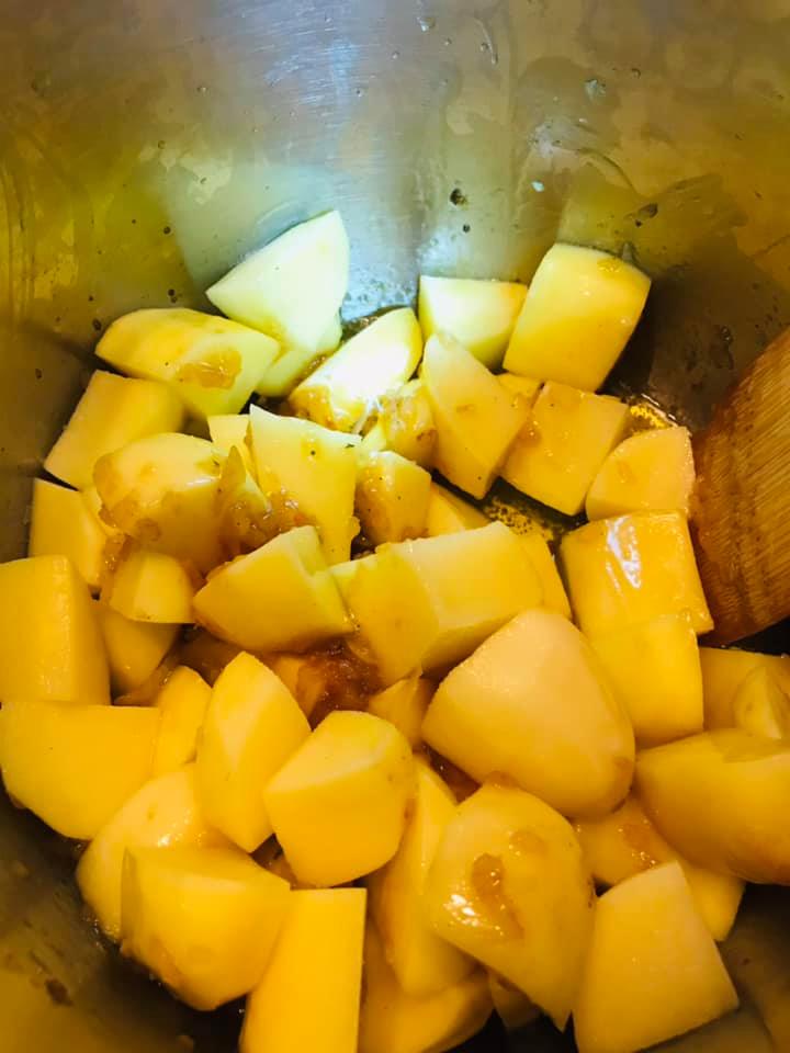 Ricetta Vellutata di zucca e patate con crostini di pane aromatizzati al basilico - passaggio 9