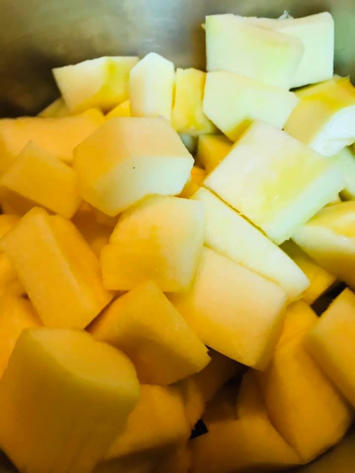 Ricetta Vellutata di zucca e patate con crostini di pane aromatizzati al basilico - passaggio 10