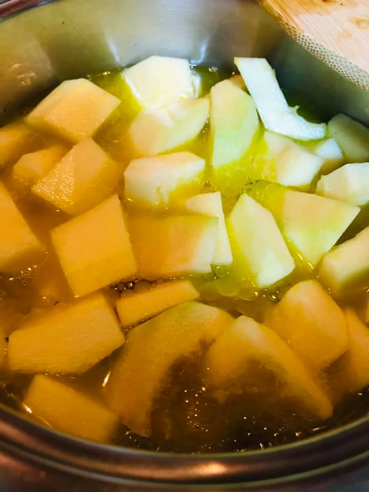 Ricetta Vellutata di zucca e patate con crostini di pane aromatizzati al basilico - passaggio 11