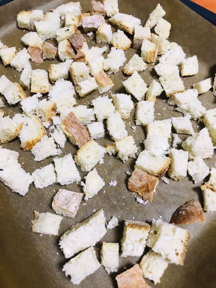 Ricetta Vellutata di zucca e patate con crostini di pane aromatizzati al basilico - passaggio 12