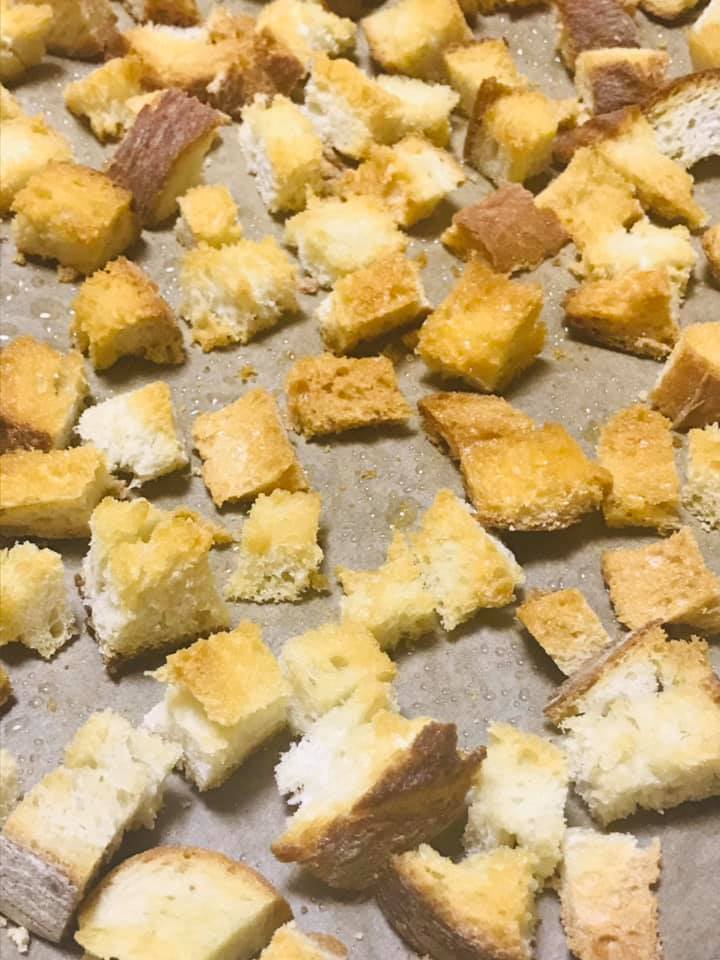 Ricetta Vellutata di zucca e patate con crostini di pane aromatizzati al basilico - passaggio 17